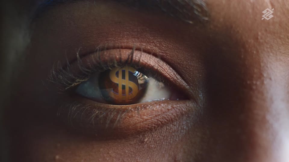 Jovem sentada numa laje com prédios ao fundo, frame do filme Banco do Brasil Universitários
