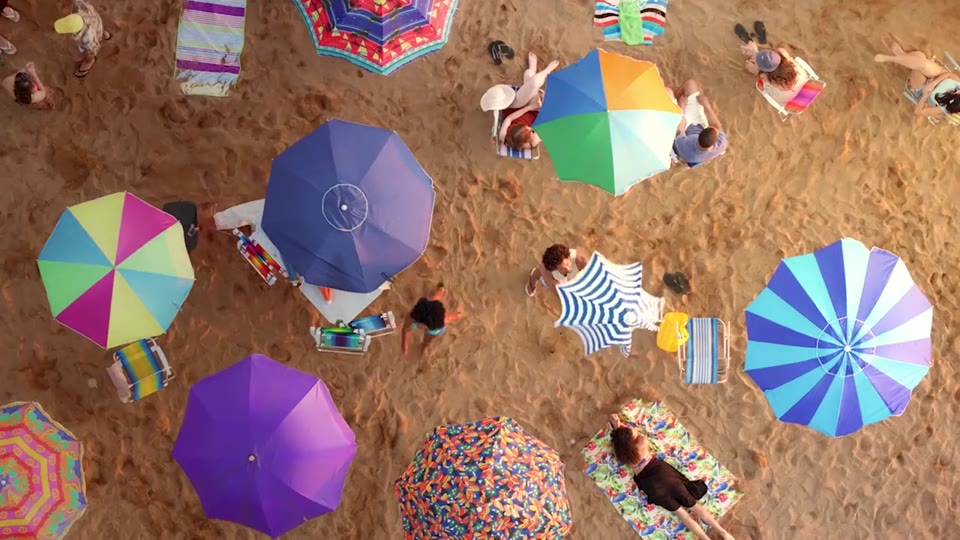 Feirante sorrindo diante das frutas, frame do filme Sebrae 51 Anos